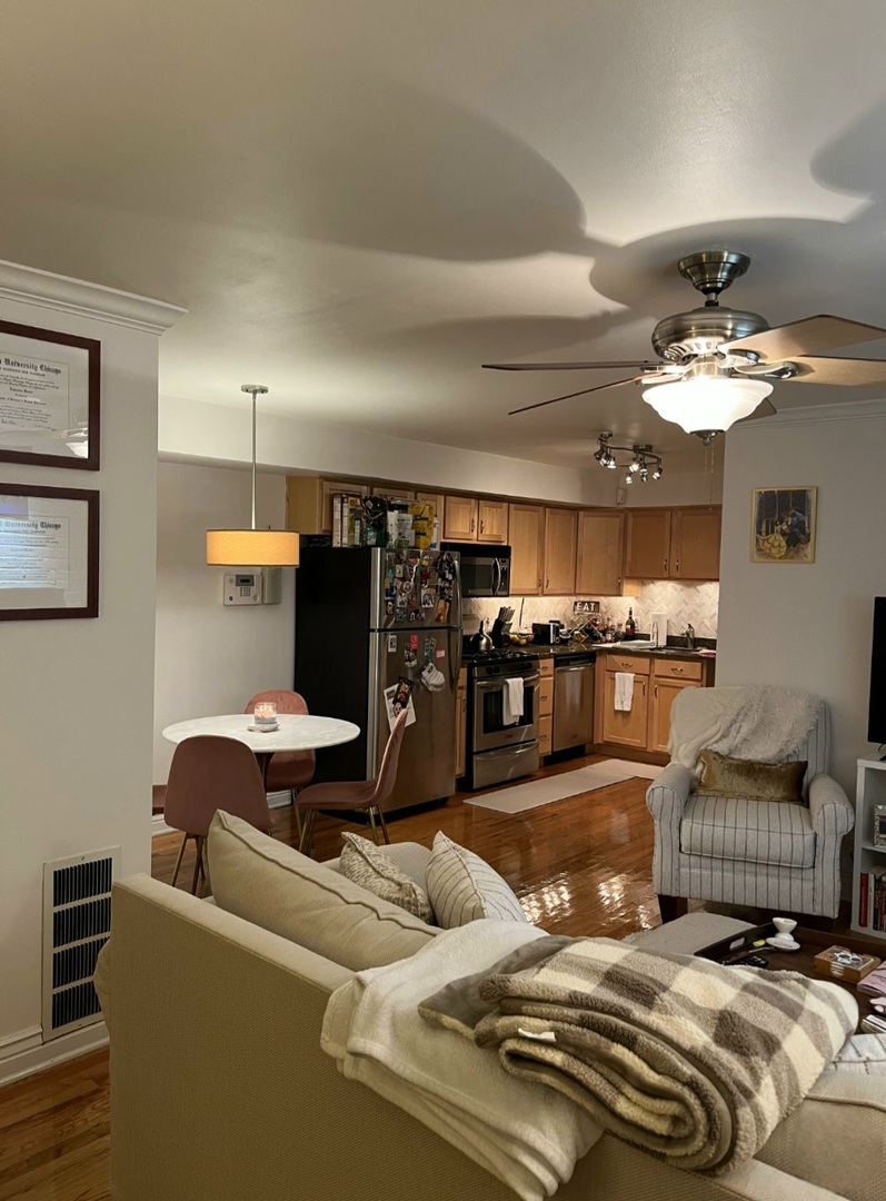 643 West Barry Avenue, Unit 1A Chicago, IL 60657 - Photo 10 of 21