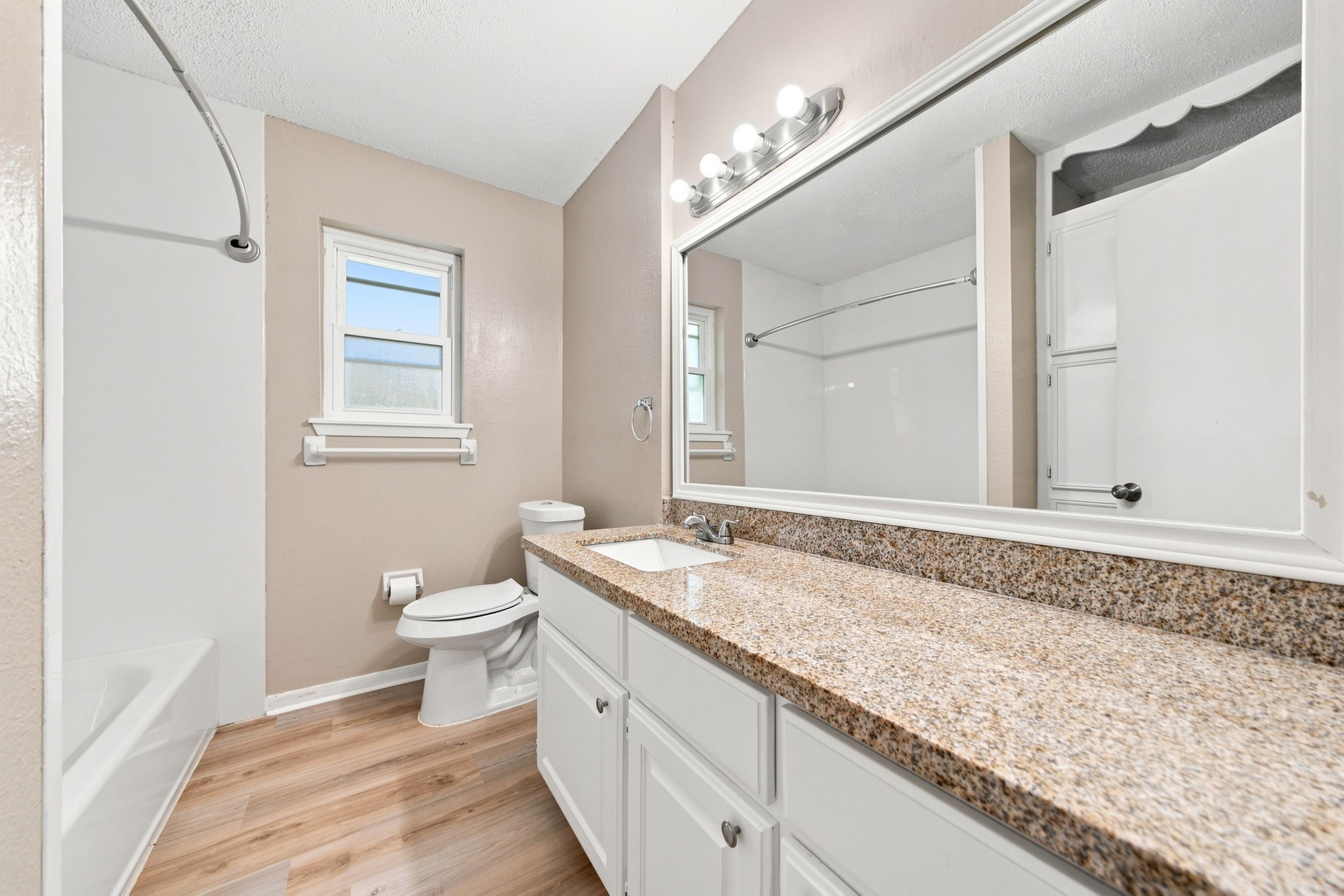 13317 Rene Circle Santa Fe, TX 77510 - Photo 26 of 35 Second bathroom with tub/shower combo