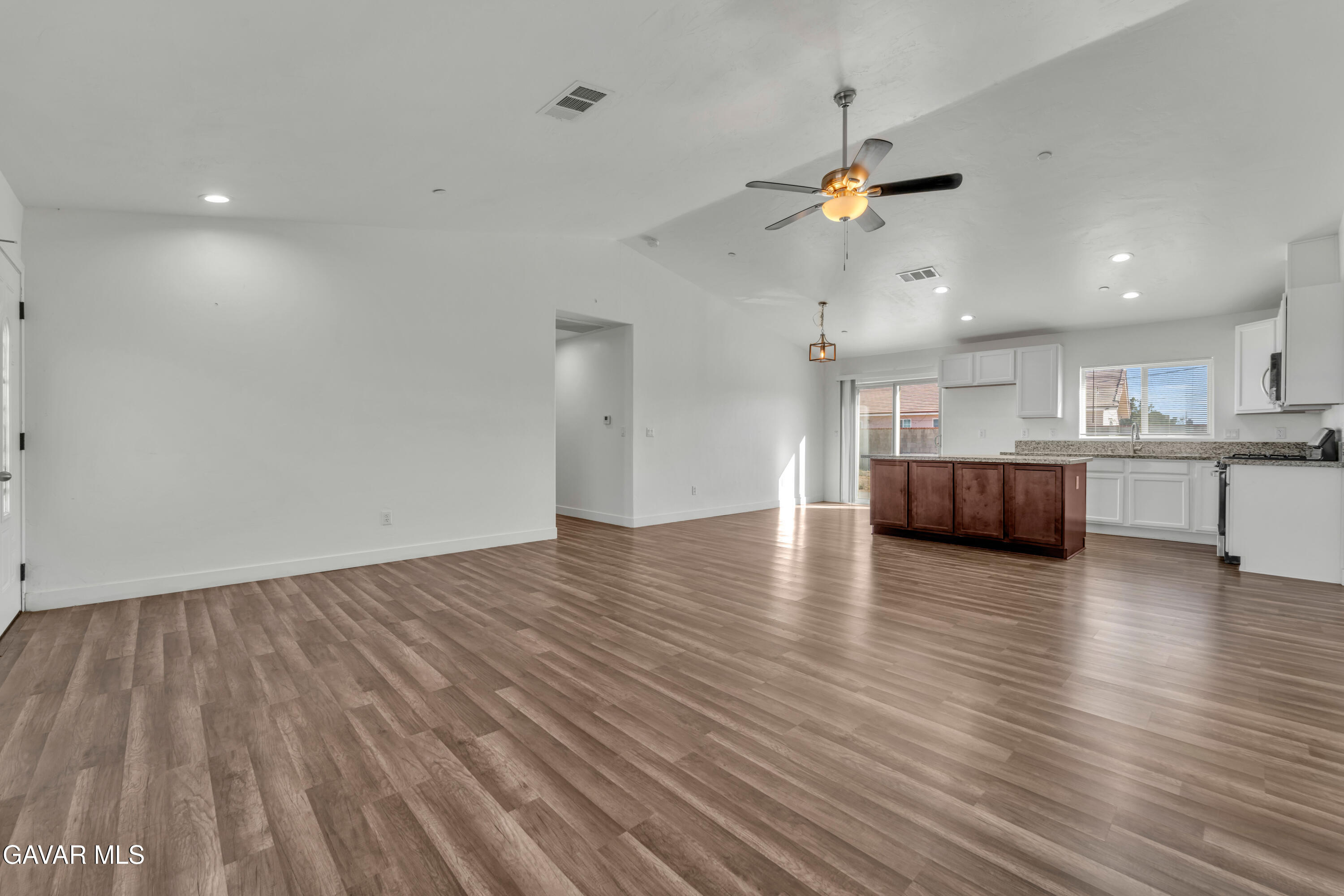 10016 Mendiburu Road California City, CA 93505 - Photo 4 of 36 DSC04132