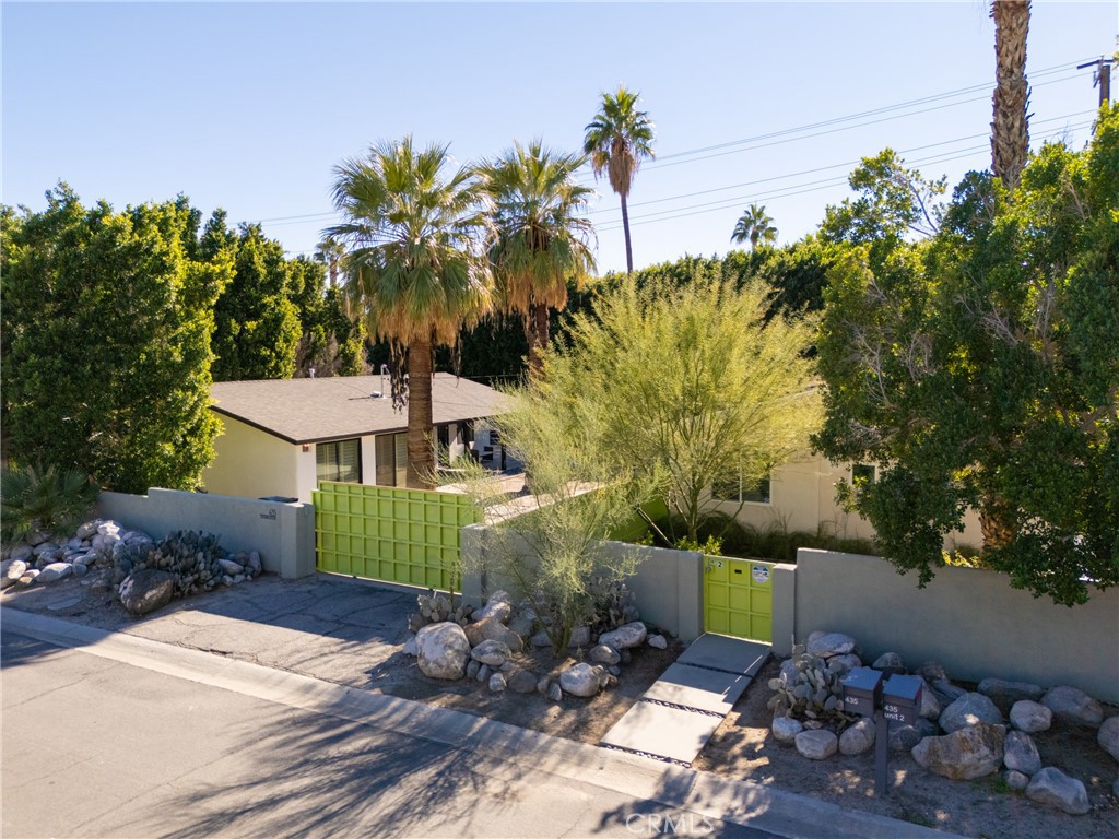 435 East Chuckwalla Road Palm Springs, CA 92262 - Photo 15 of 24 a front view of a house with garden