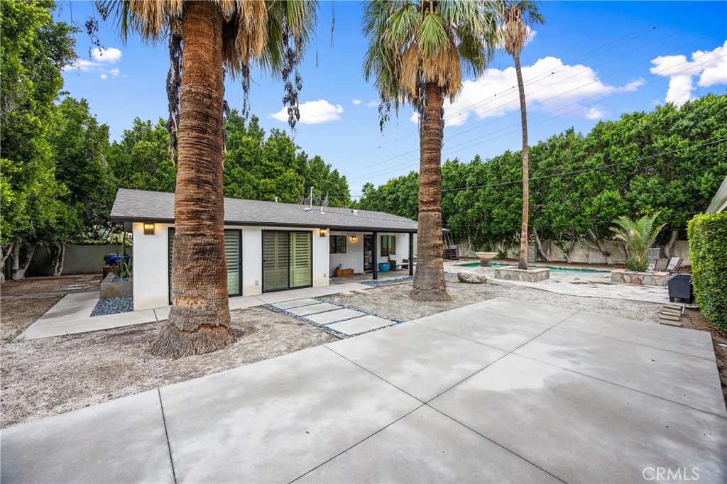 435 East Chuckwalla Road Palm Springs, CA 92262 - Photo 2 of 24 a front view of a house with garden and trees