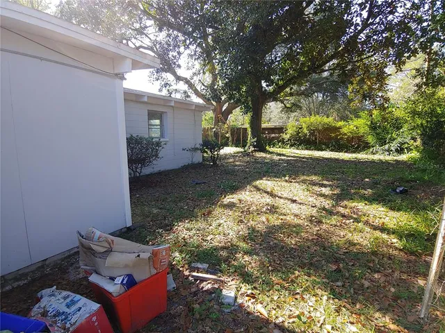 a view of a back yard
