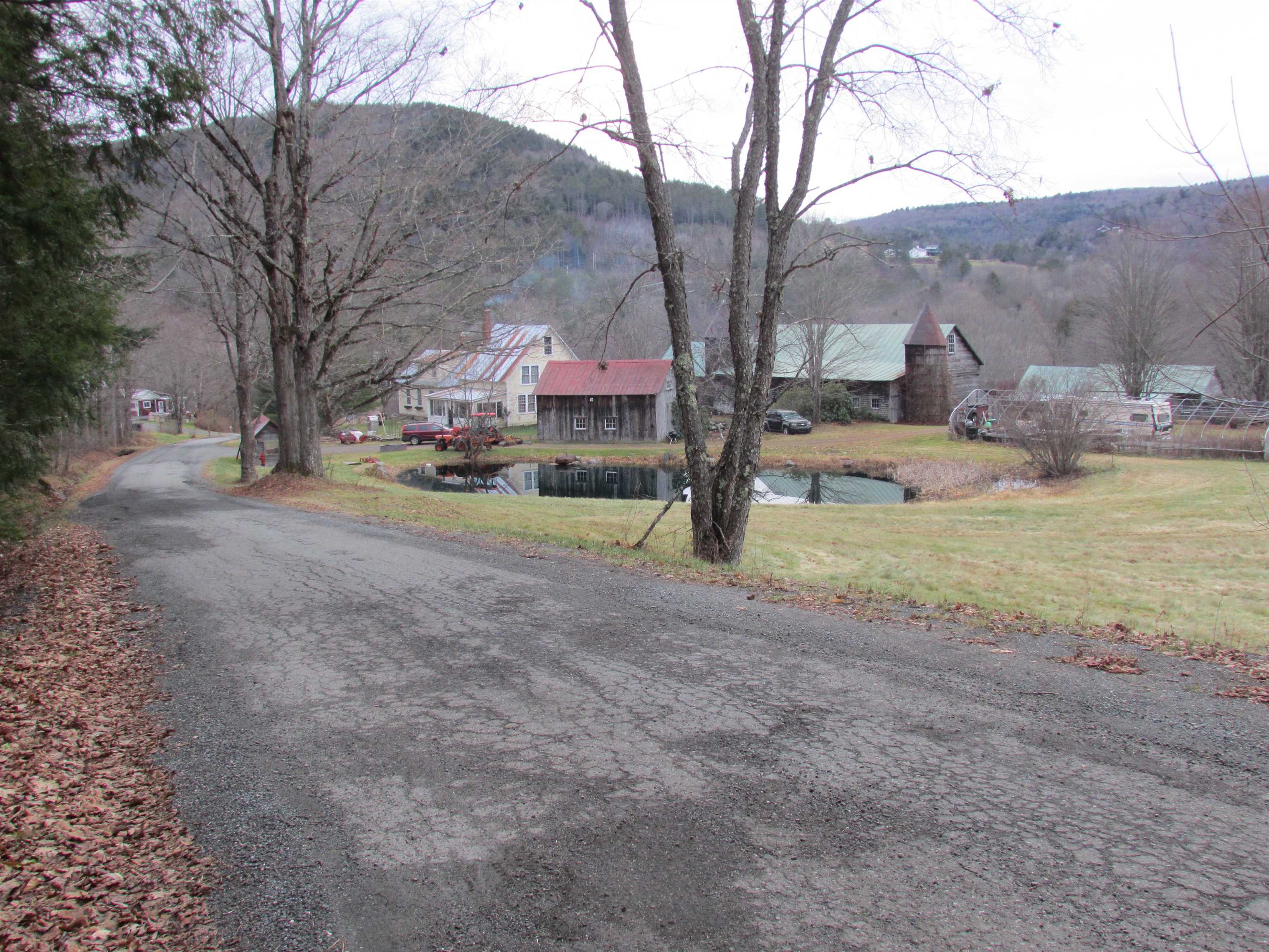 72 Wood Road Hartford, VT 05059 - Photo 2 of 4