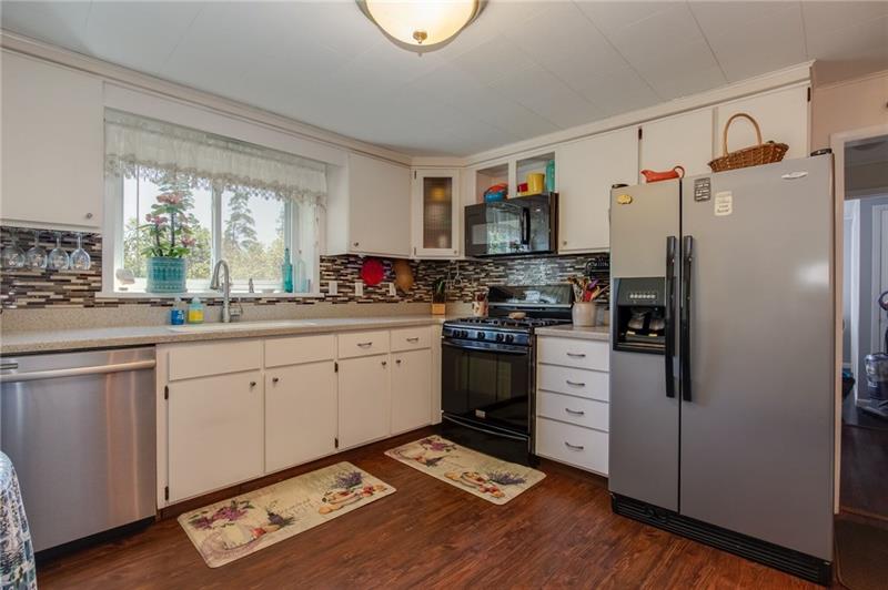 358 Holt Road Aliquippa, PA 15001 - Photo 5 of 20 Equipped kitchen
