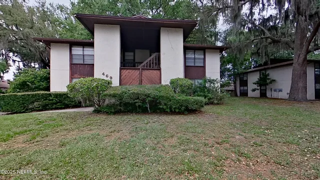 a view of a house with backyard and garden