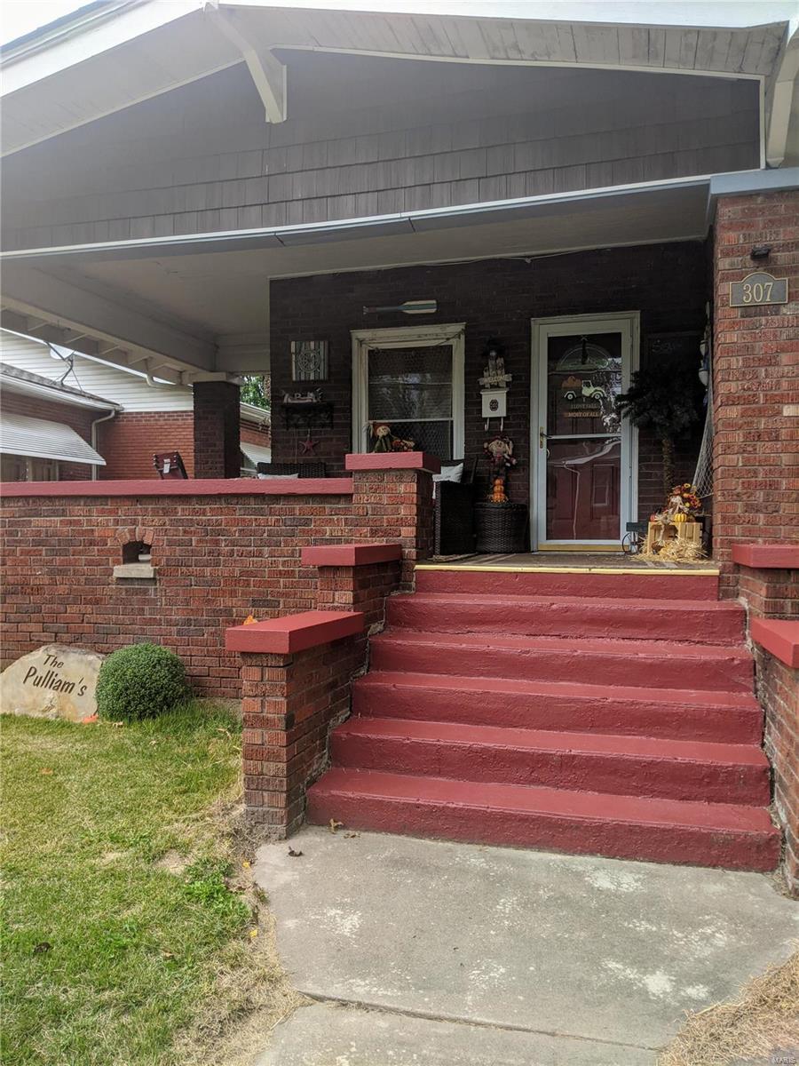 307 Mitchell Street Benton, IL 62812 - Photo 3 of 15 Gallery Image 3