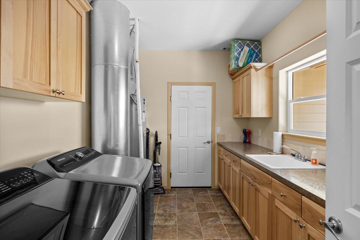 4856 Payne Road Medford, OR 97504 - Photo 32 of 49 Laundry and mud room
