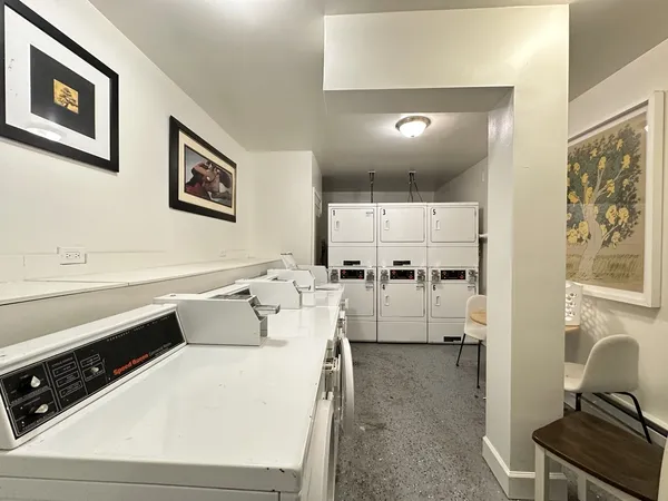 $1,650 | 817 West Lakeside Place, Unit 409, Chicago, IL 60640