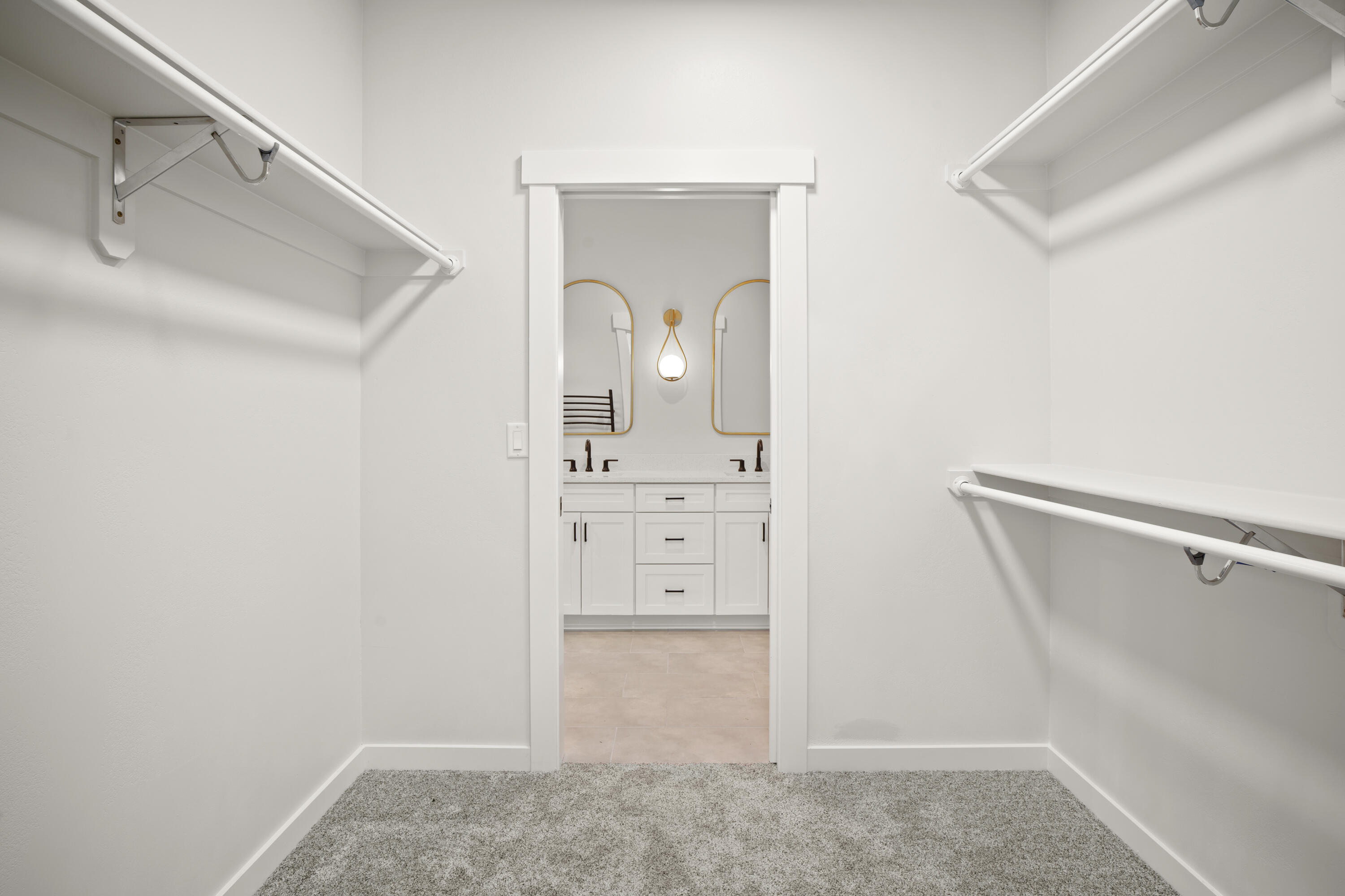 263 Samuel Lane Loop Road Phoenix, OR 97535 - Photo 15 of 31 Primary closet
