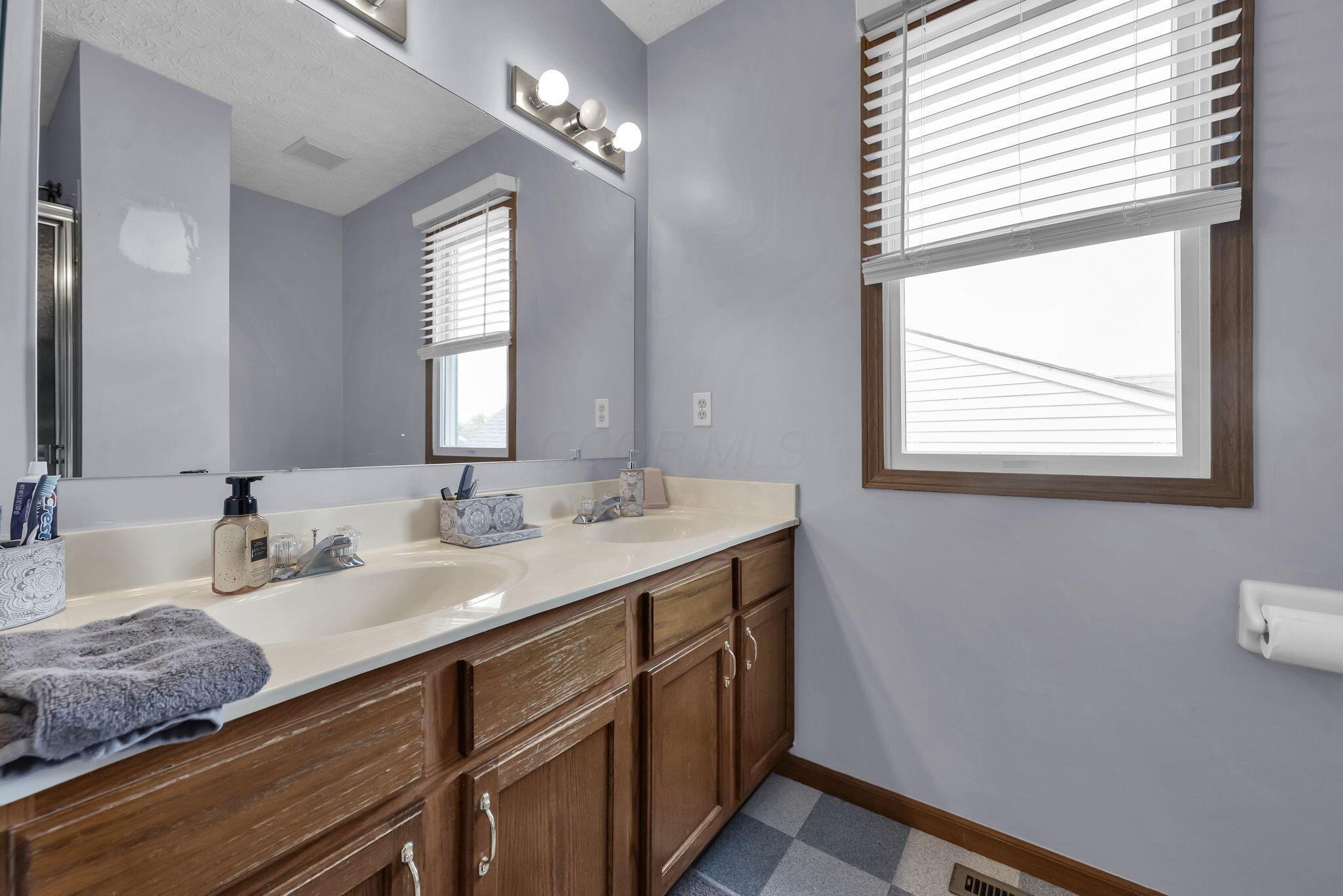 285 Rainswept Drive Galloway, OH 43119 - Photo 28 of 42 Primary bathroom