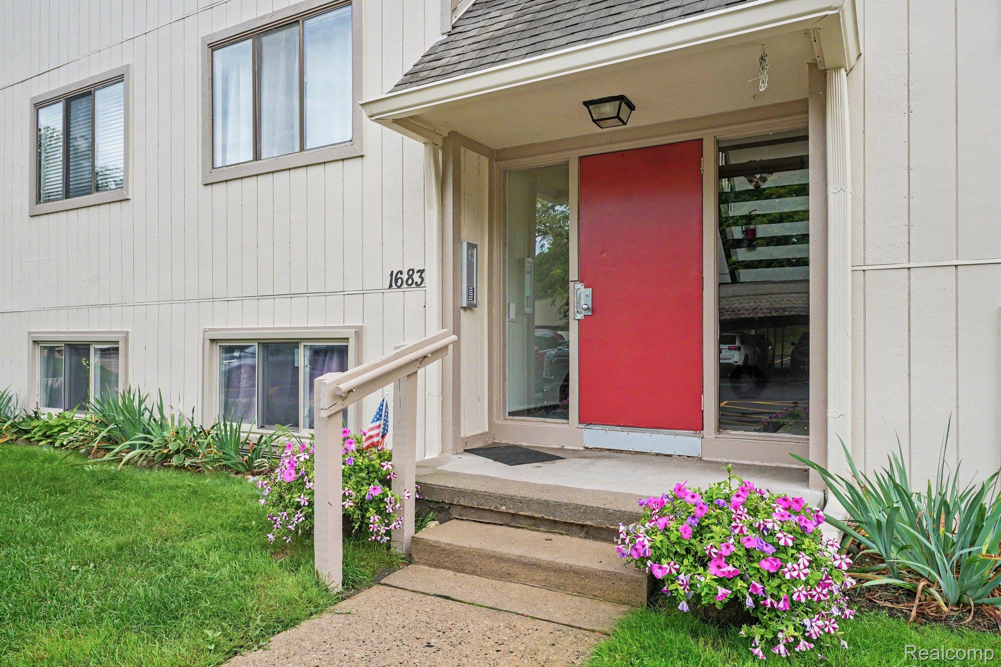 1683 Riverside Drive, Unit 2 Rochester, MI 48309 - Photo 2 of 25 003_file_8760.jpg