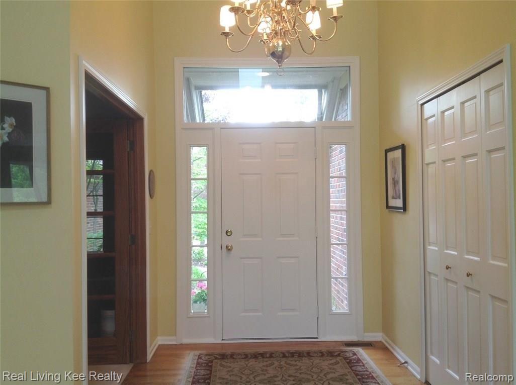 733 Augusta Drive Rochester, MI 48309 - Photo 3 of 53 1st floor foyer - does not show burned out bulbs.jpg
