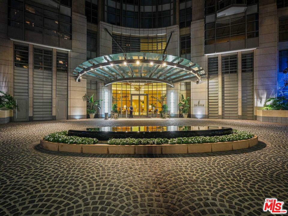 10776 Wilshire Boulevard, Unit 603 Los Angeles, CA 90024 - Photo 2 of 37 a bathroom with a bathtub