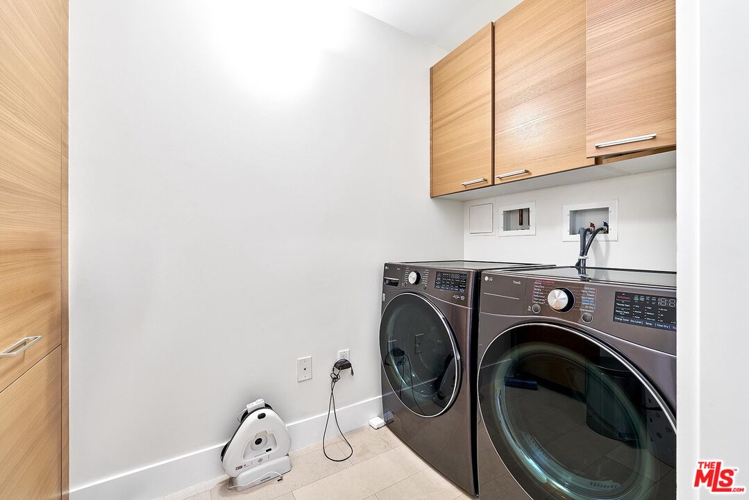 10776 Wilshire Boulevard, Unit 603 Los Angeles, CA 90024 - Photo 29 of 37 a utility room with dryer and washer