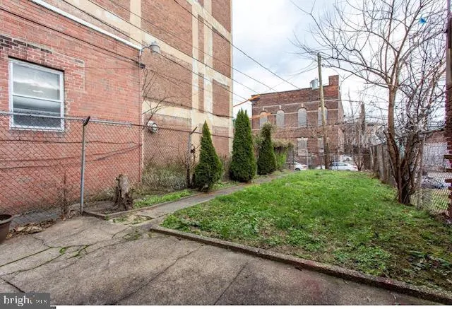 a view of a yard with a house