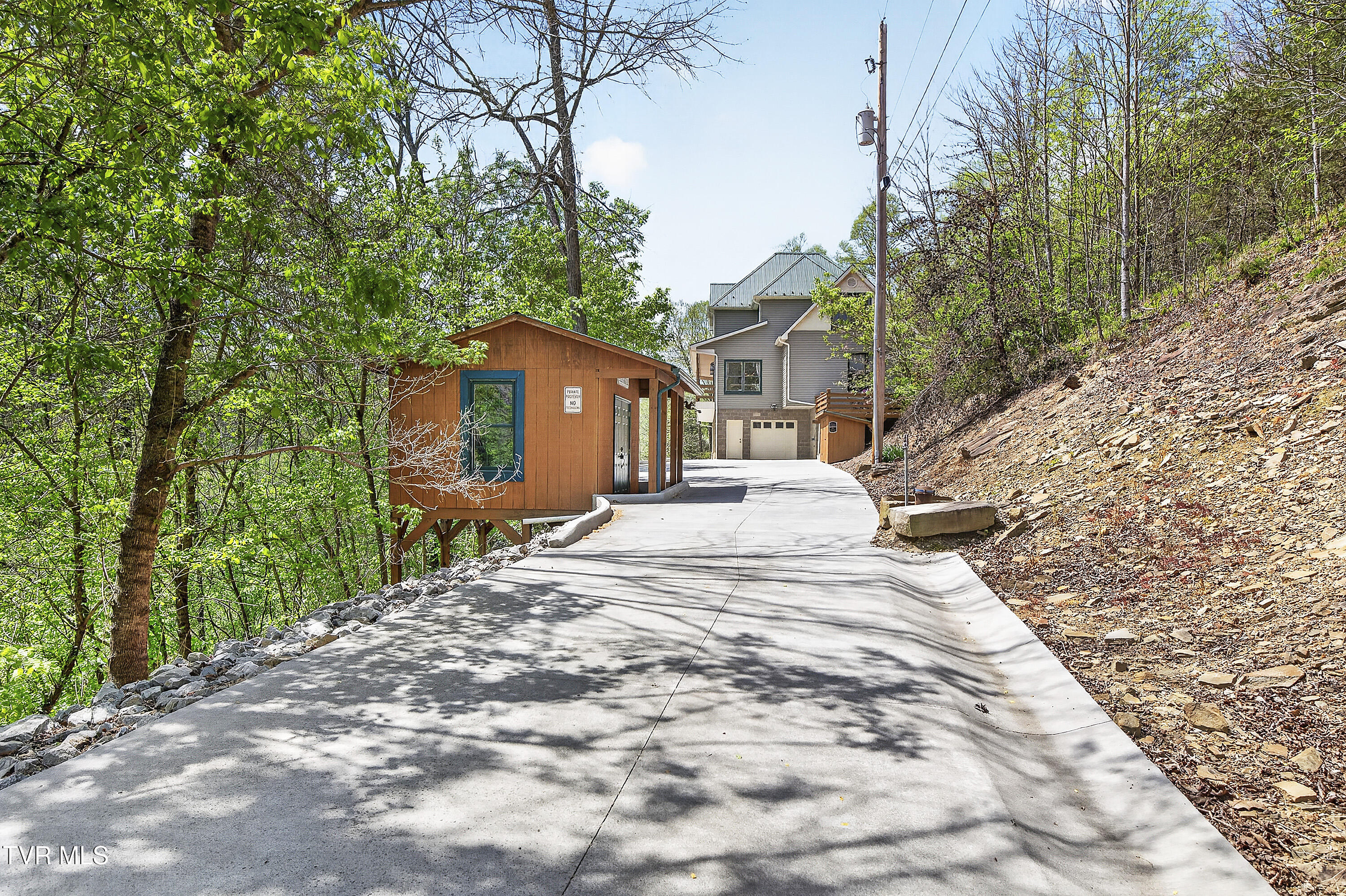 24327 North Fork River Road Abingdon, VA 24210 - Photo 56 of 81 MAIN DRIVEWAY
