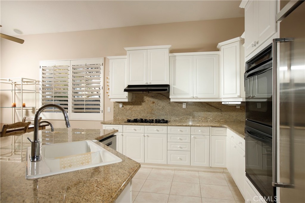 25119 Smokewood Way Stevenson Ranch, CA 91381 - Photo 13 of 36 Kitchen