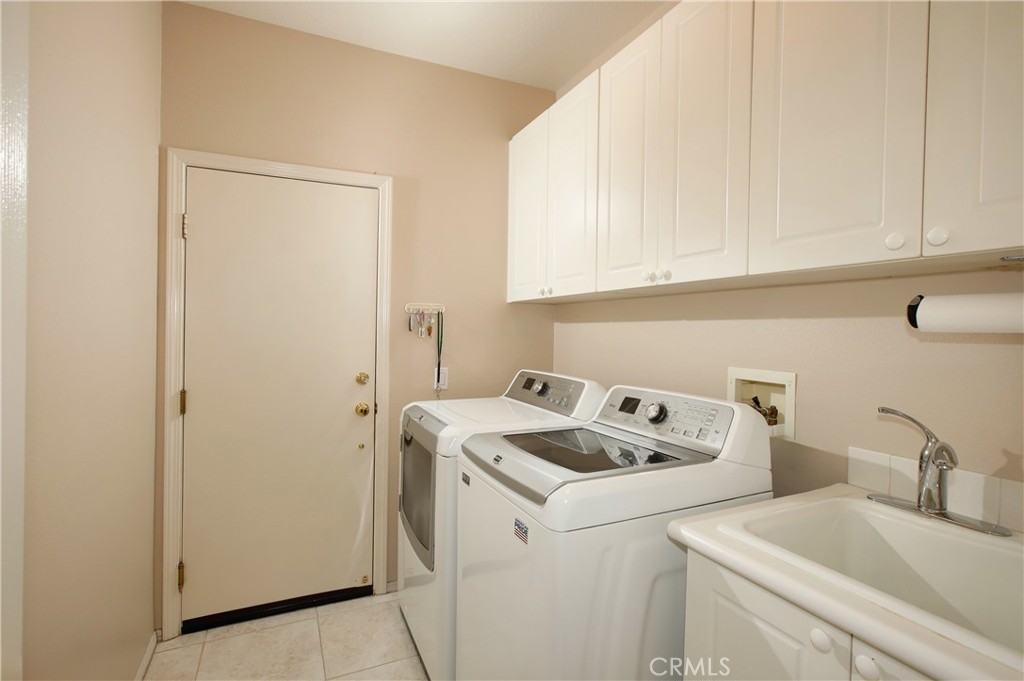 25119 Smokewood Way Stevenson Ranch, CA 91381 - Photo 10 of 36 Laundry