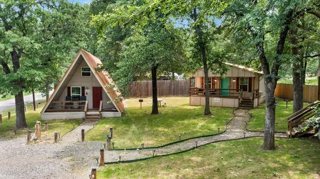 a view of a house with backyard
