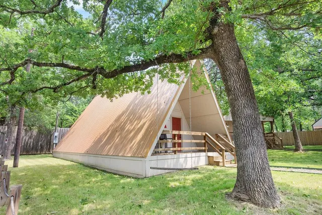 a view of backyard with a garden and trees