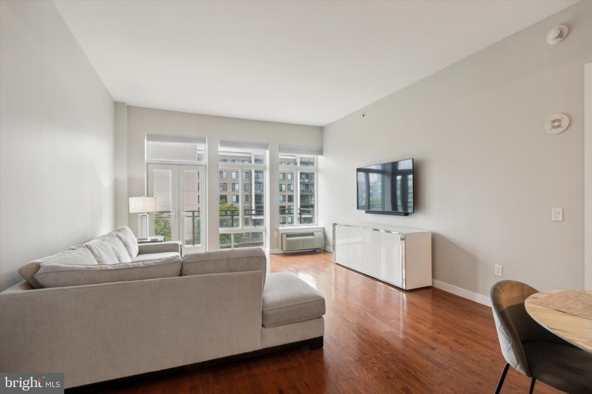 1900 Hamilton Street, Unit 402 Philadelphia, PA 19130 - Photo 6 of 19 Living Space