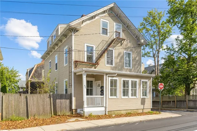 $2,800 | 427 Spring Street, Unit 3, Newport, RI 02840