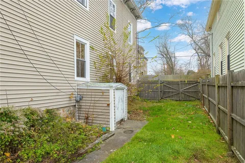 $2,800 | 427 Spring Street, Unit 3, Newport, RI 02840