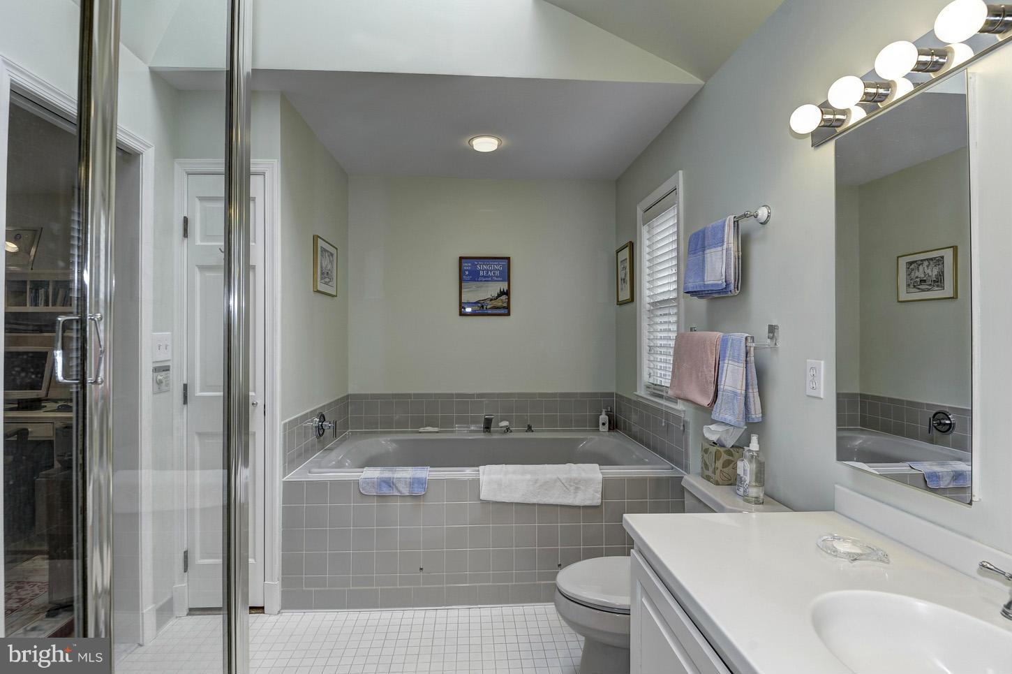 6006 Onondaga Road Bethesda, MD 20816 - Photo 17 of 30 Bath (Master)