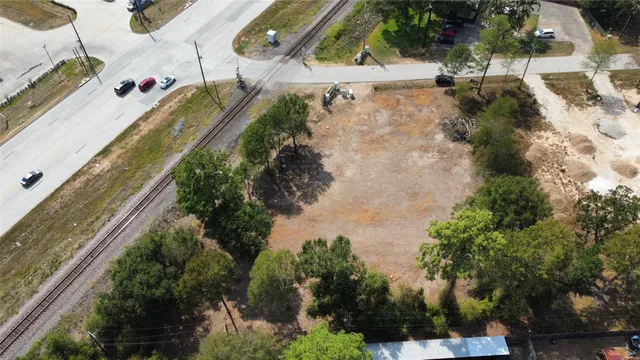 a view of a yard with plants