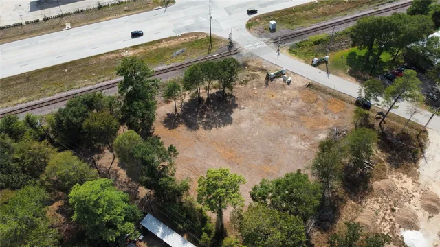 a view of a yard with a tree