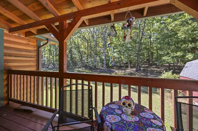 a view of a back yard