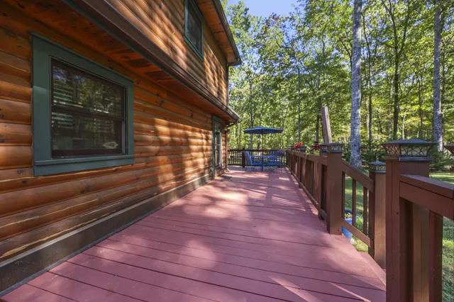 a view of a backyard