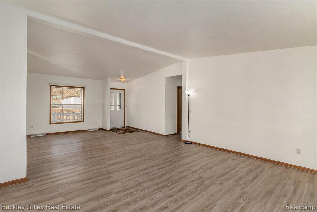 915 Oakcrest Road Howell, MI 48843 - Photo 5 of 23