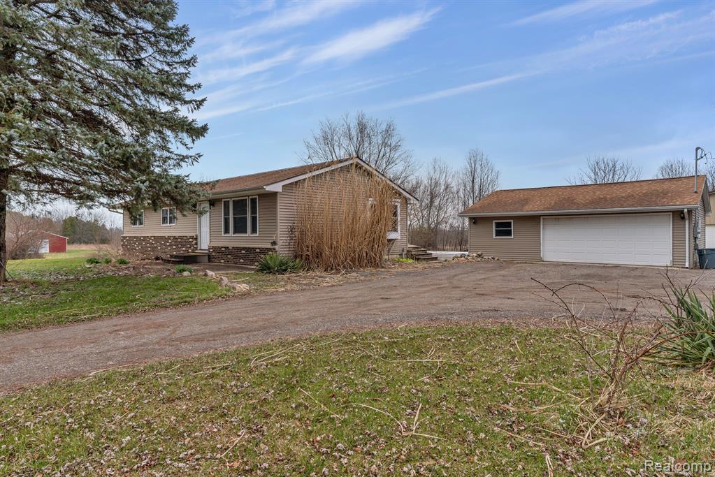 12277 Vernon Road Bancroft, MI 48414 - Photo 3 of 27