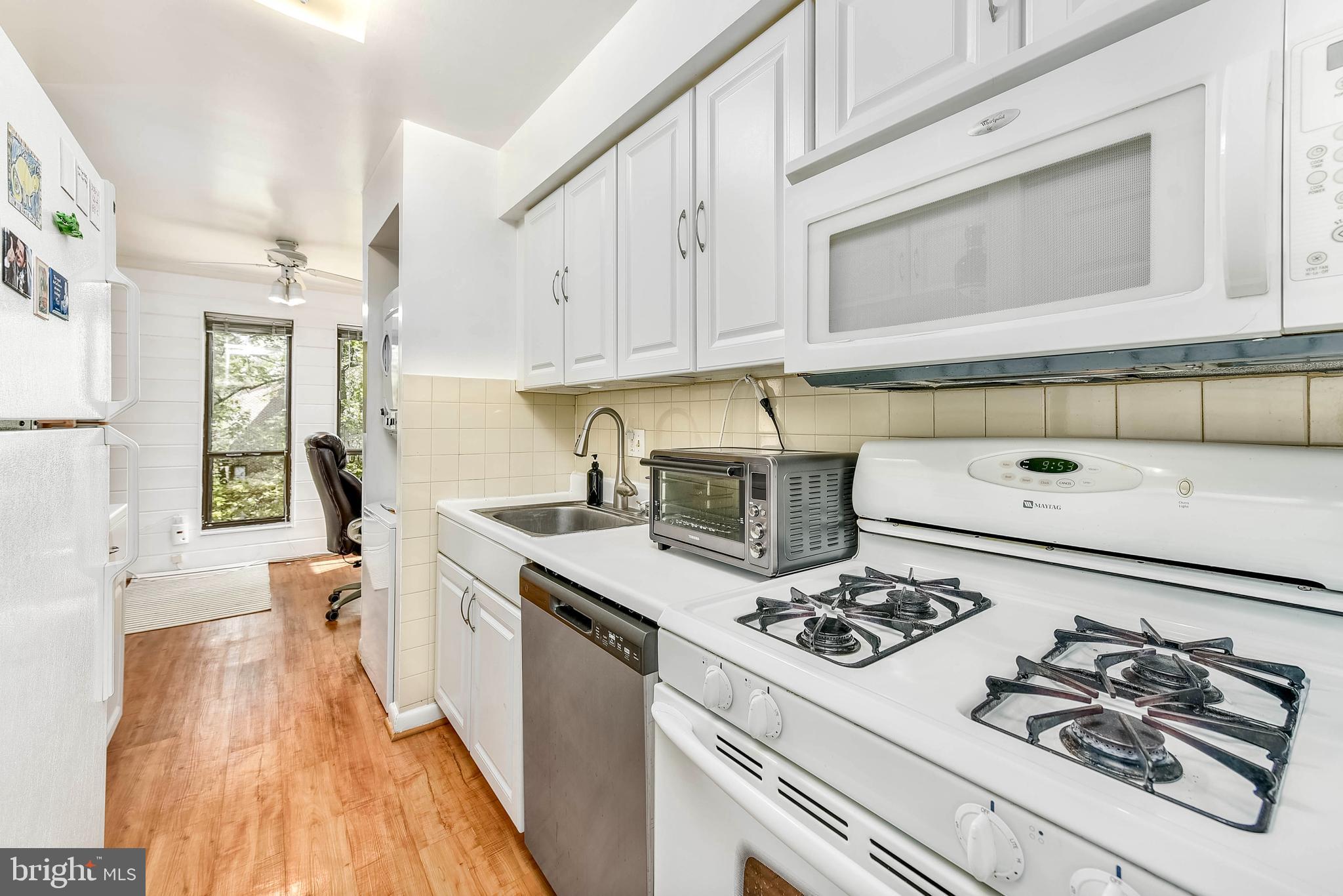 11256 Chestnut Grove Square, Unit 243 Reston, VA 20190 - Photo 4 of 21 Gallery Image 4