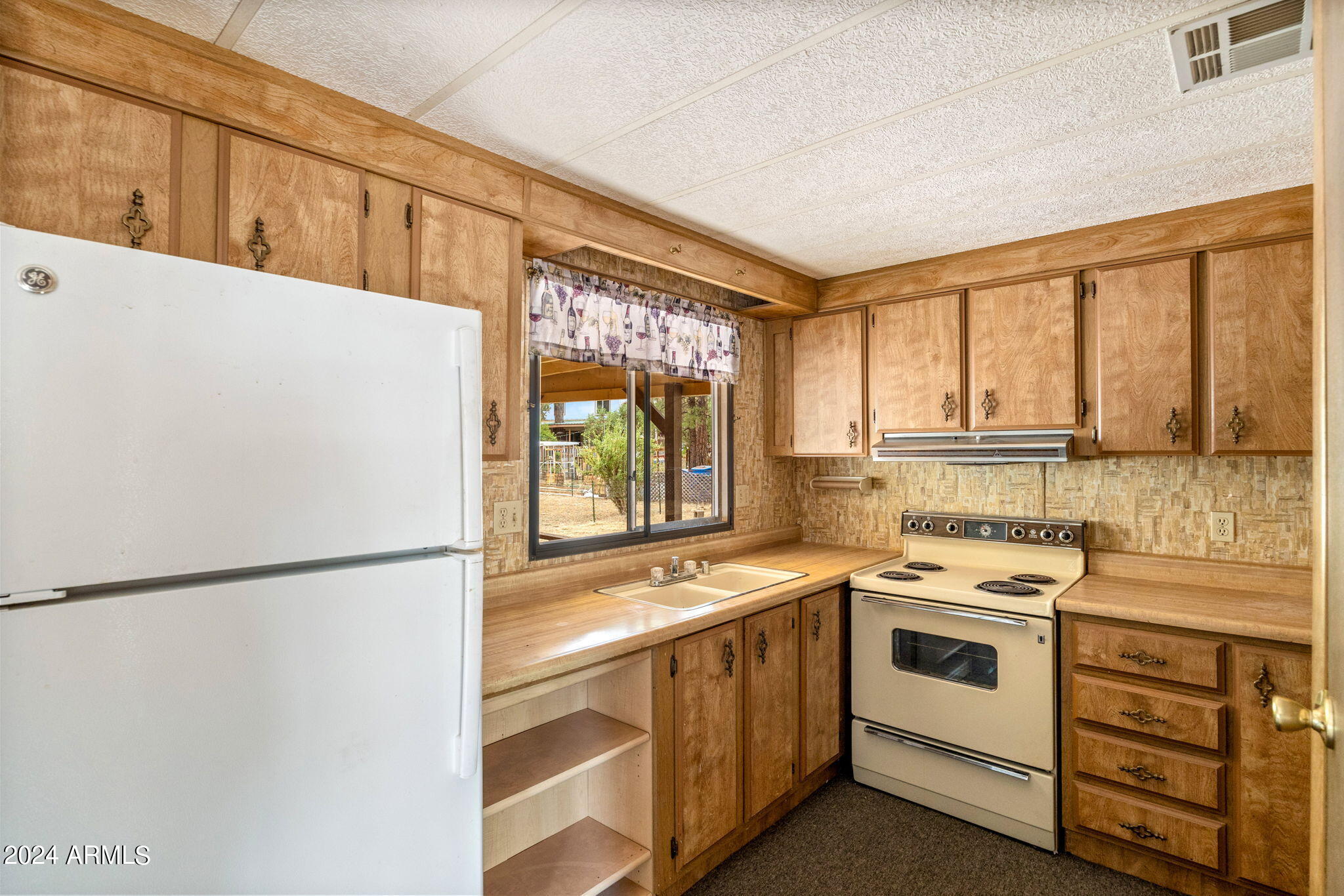 2858 Long Rifle Place Overgaard, AZ 85933 - Photo 7 of 28 KITCHEN