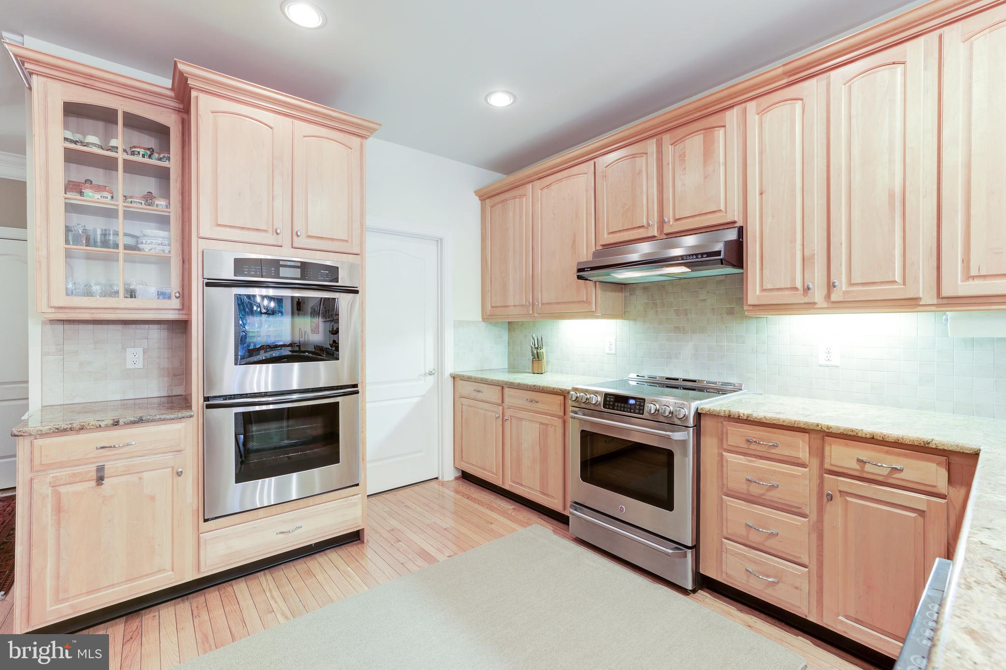 20135 Valhalla Square Ashburn, VA 20147 - Photo 13 of 41 a kitchen with stainless steel appliances granite countertop white cabinets a sink and a oven