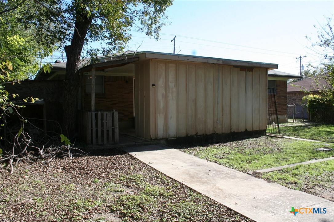 1611 North 10th Street Killeen, TX 76541 - Photo 6 of 31 a backyard of a house