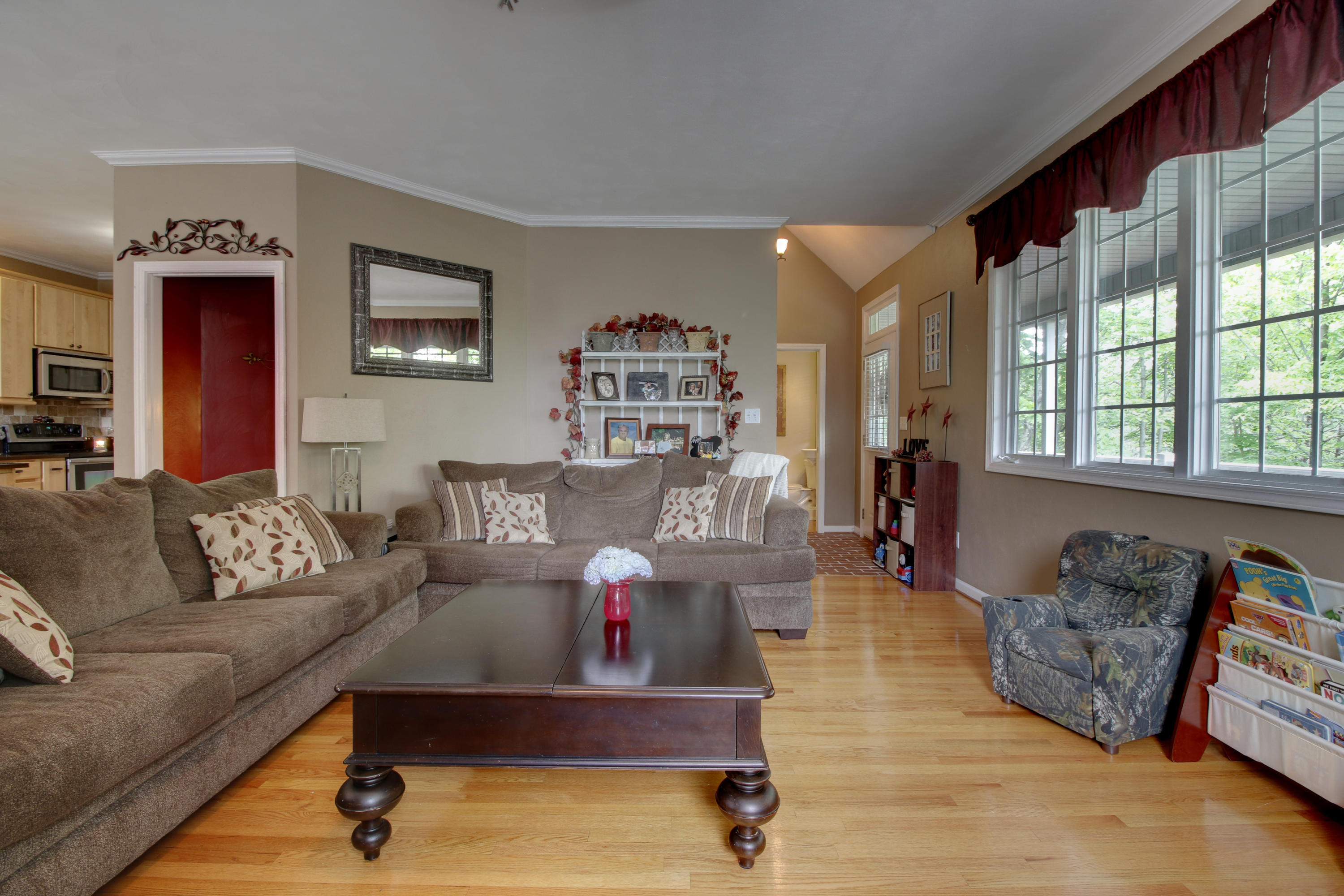 1335 Woodhaven Estates Road Blue Ridge, VA 24064 - Photo 15 of 45 a living room with furniture
