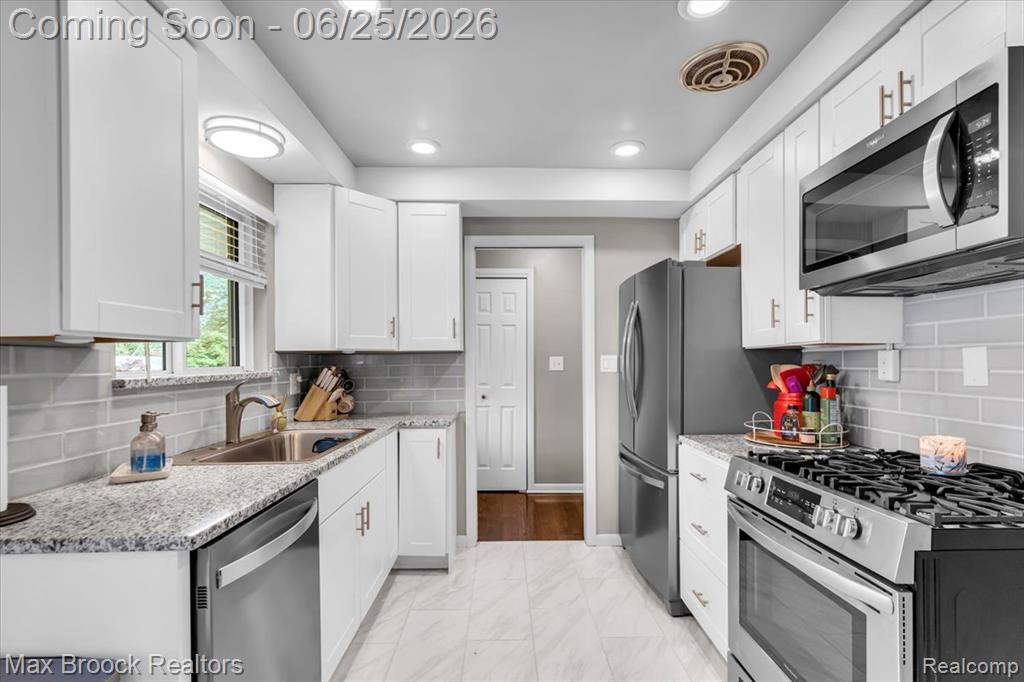28403 Peppermill Road Farmington, MI 48331 - Photo 11 of 33