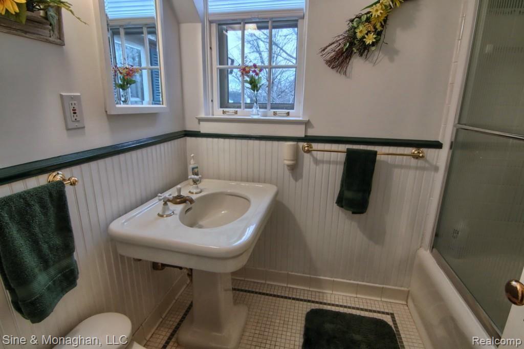 44 Hampton Road Grosse Pointe, MI 48236 - Photo 23 of 33 Bathroom.jpg