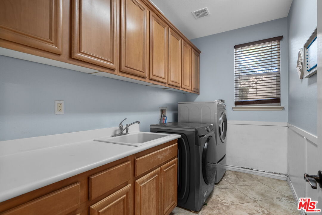 18080 Tanzanite Road San Bernardino, CA 92407 - Photo 20 of 49 a utility room with sink dryer and washer
