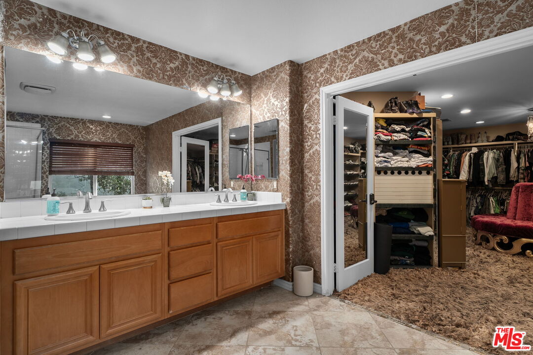 18080 Tanzanite Road San Bernardino, CA 92407 - Photo 27 of 49 a view of lobby with furniture and closet