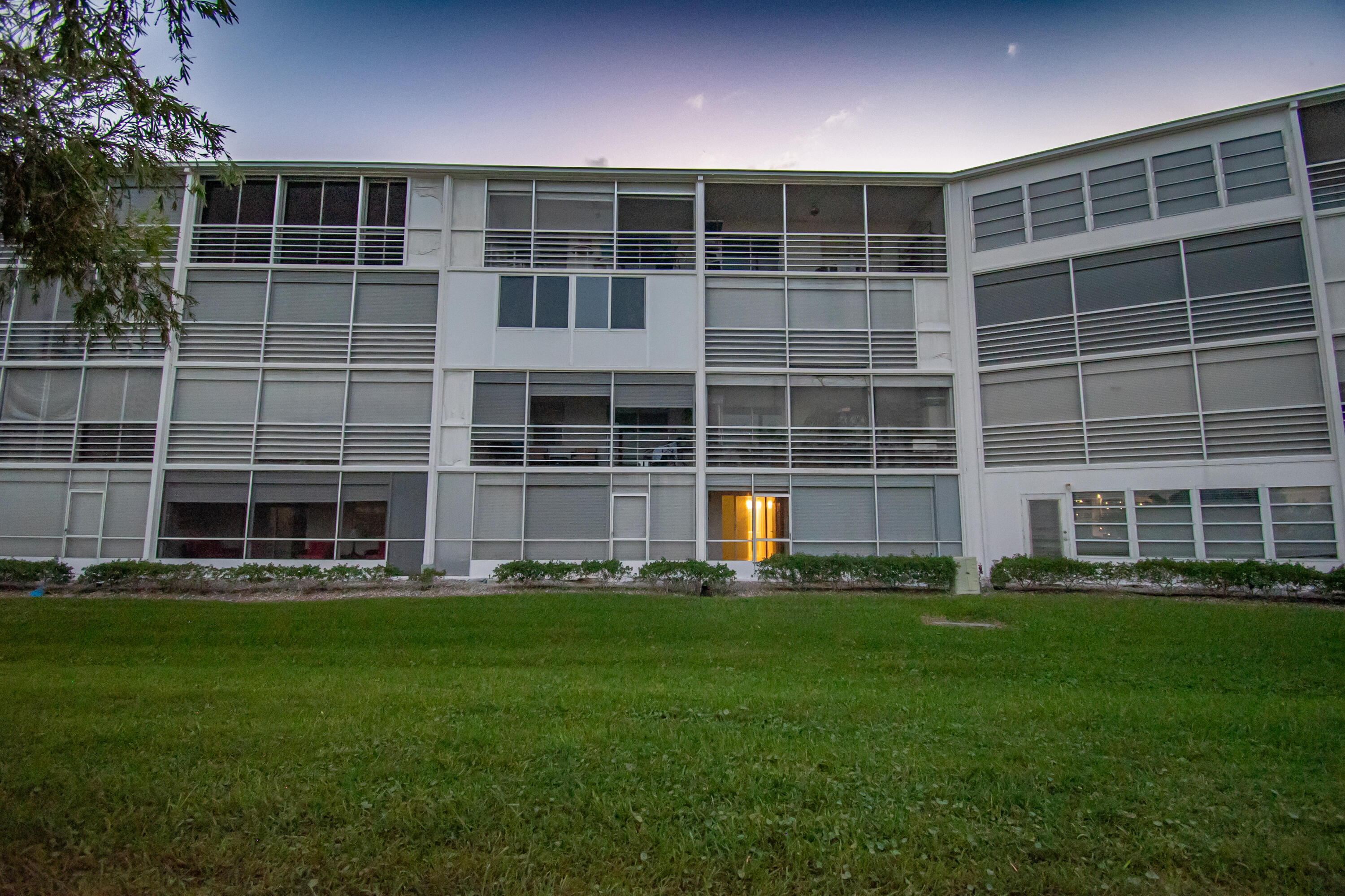 1006 Guildford East Boca Raton, FL 33434 - Photo 9 of 18 0154A5CD-685D-4921-8A28-FF4C0B158E14