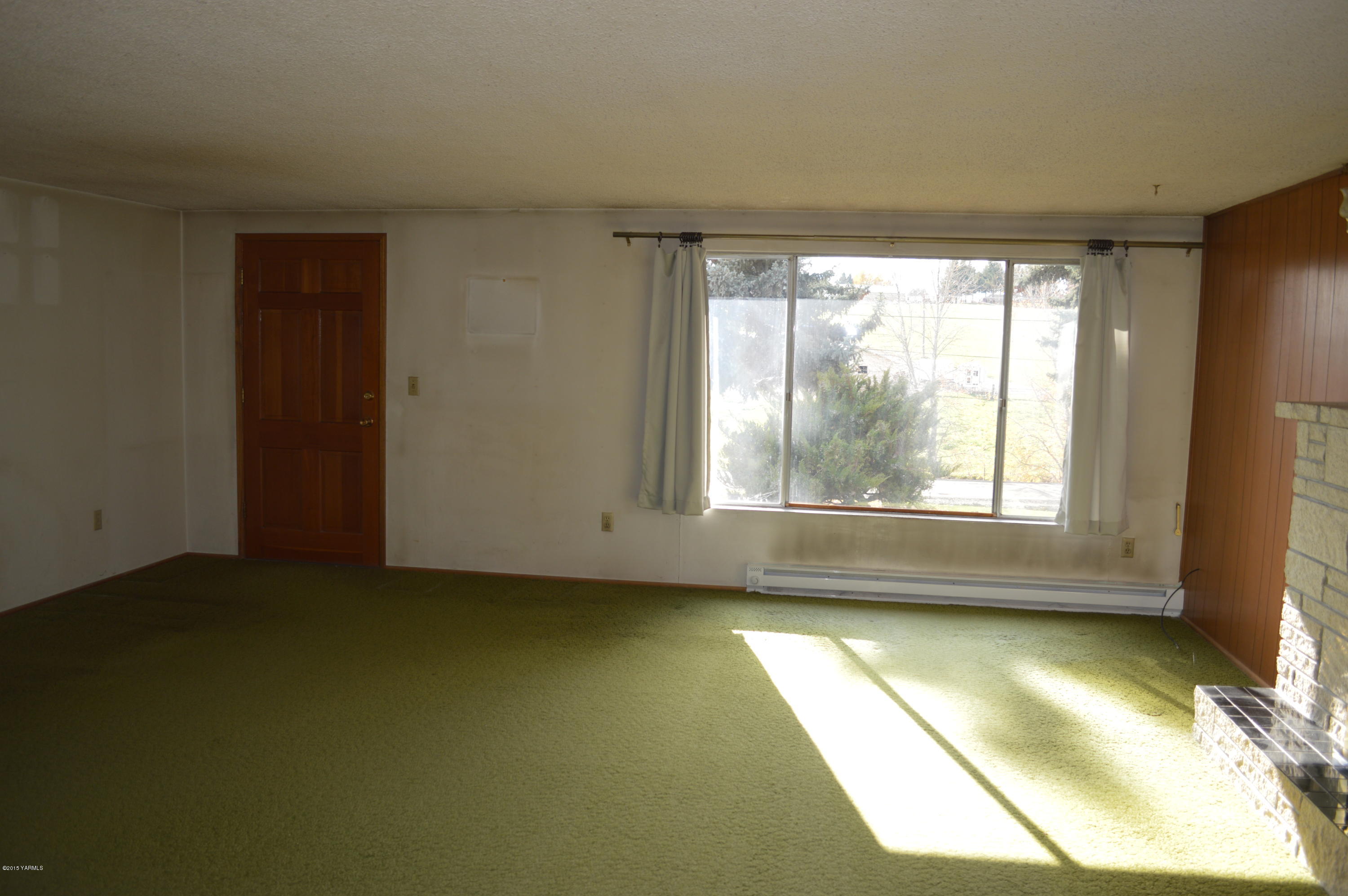 781 Collins Road Selah, WA 98942 - Photo 2 of 23 an empty room with a window