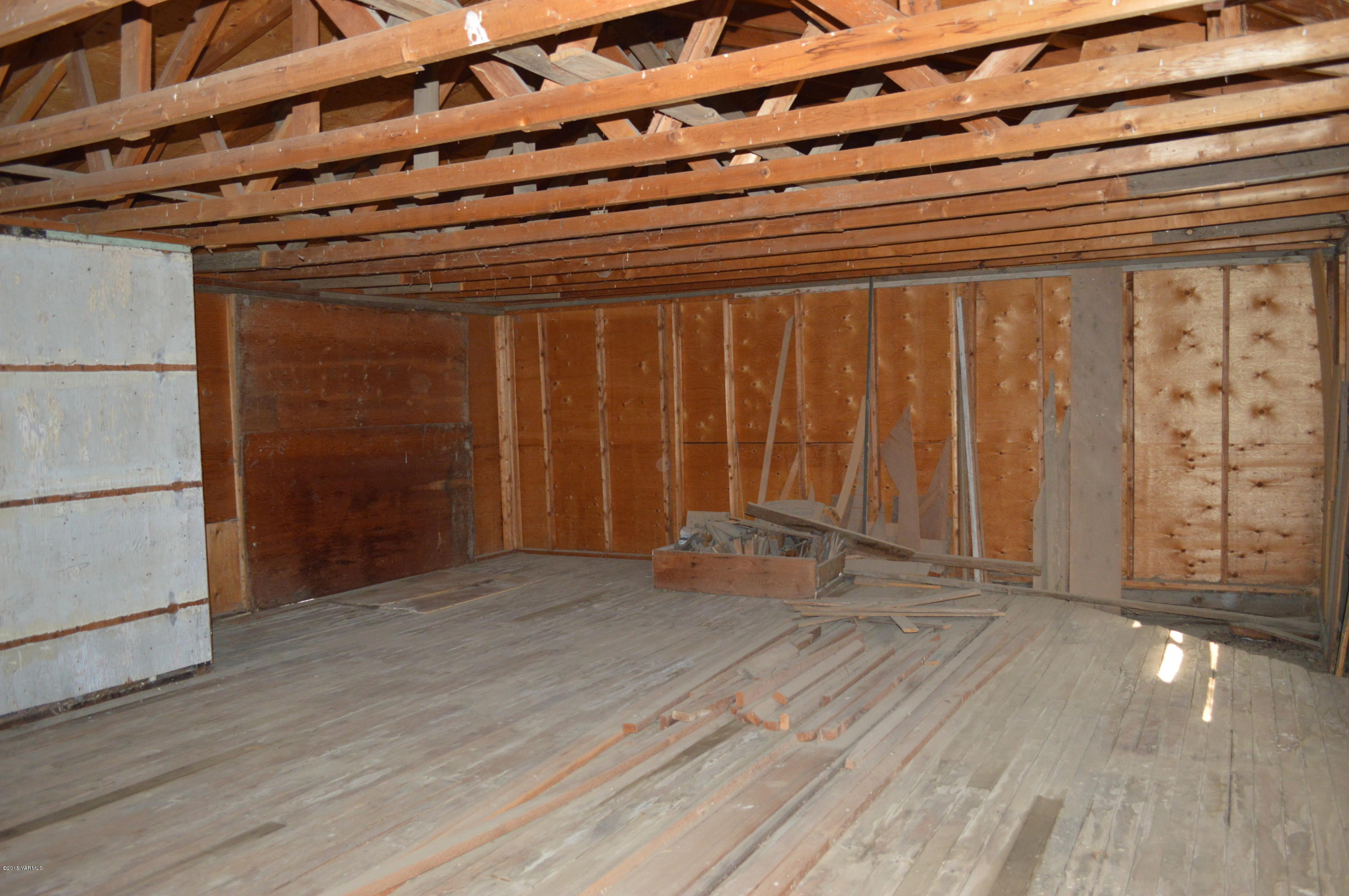 781 Collins Road Selah, WA 98942 - Photo 13 of 23 an empty room with wooden floor and windows