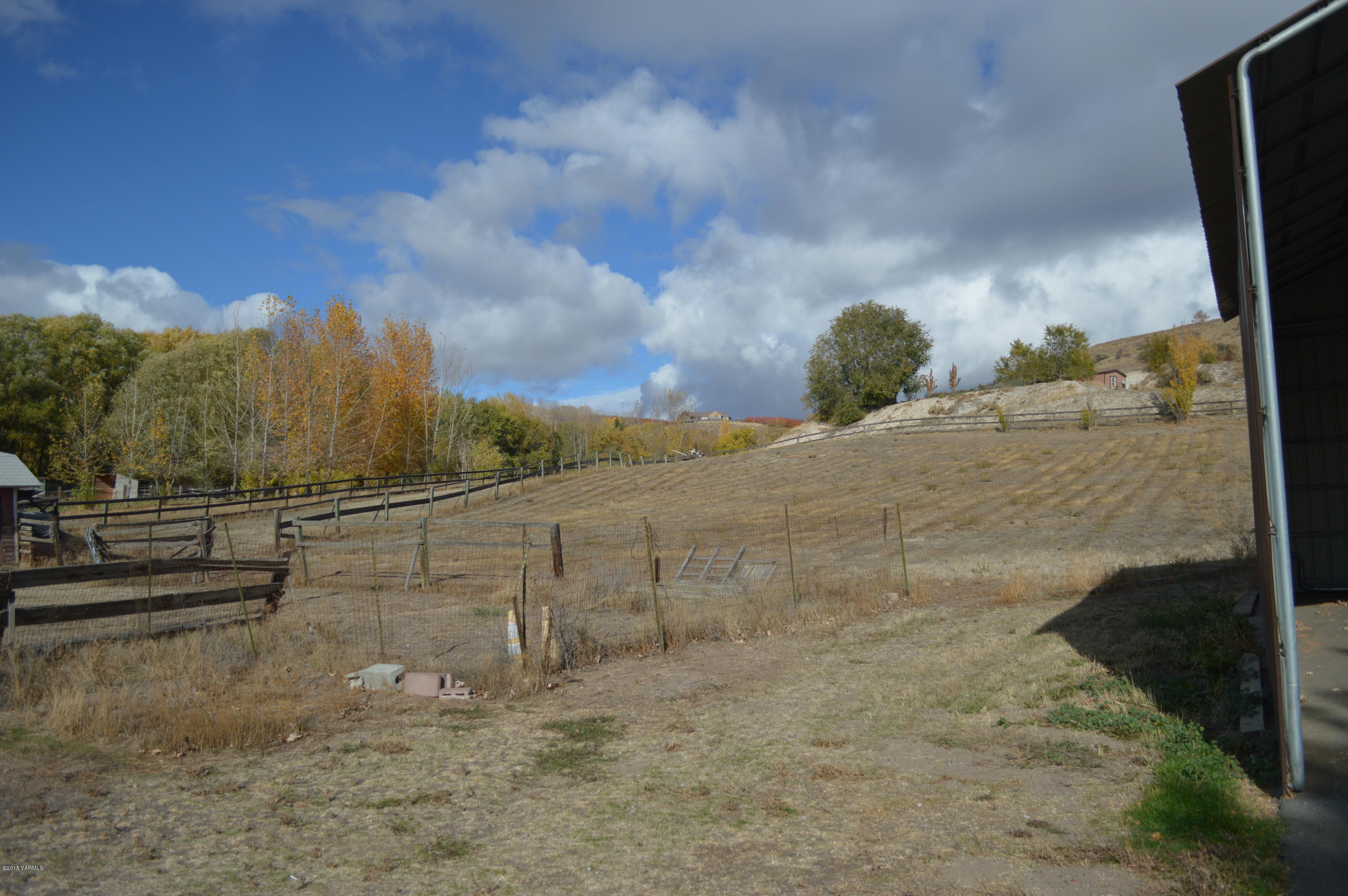 781 Collins Road Selah, WA 98942 - Photo 20 of 23 a view of a dry yard with wooden fence