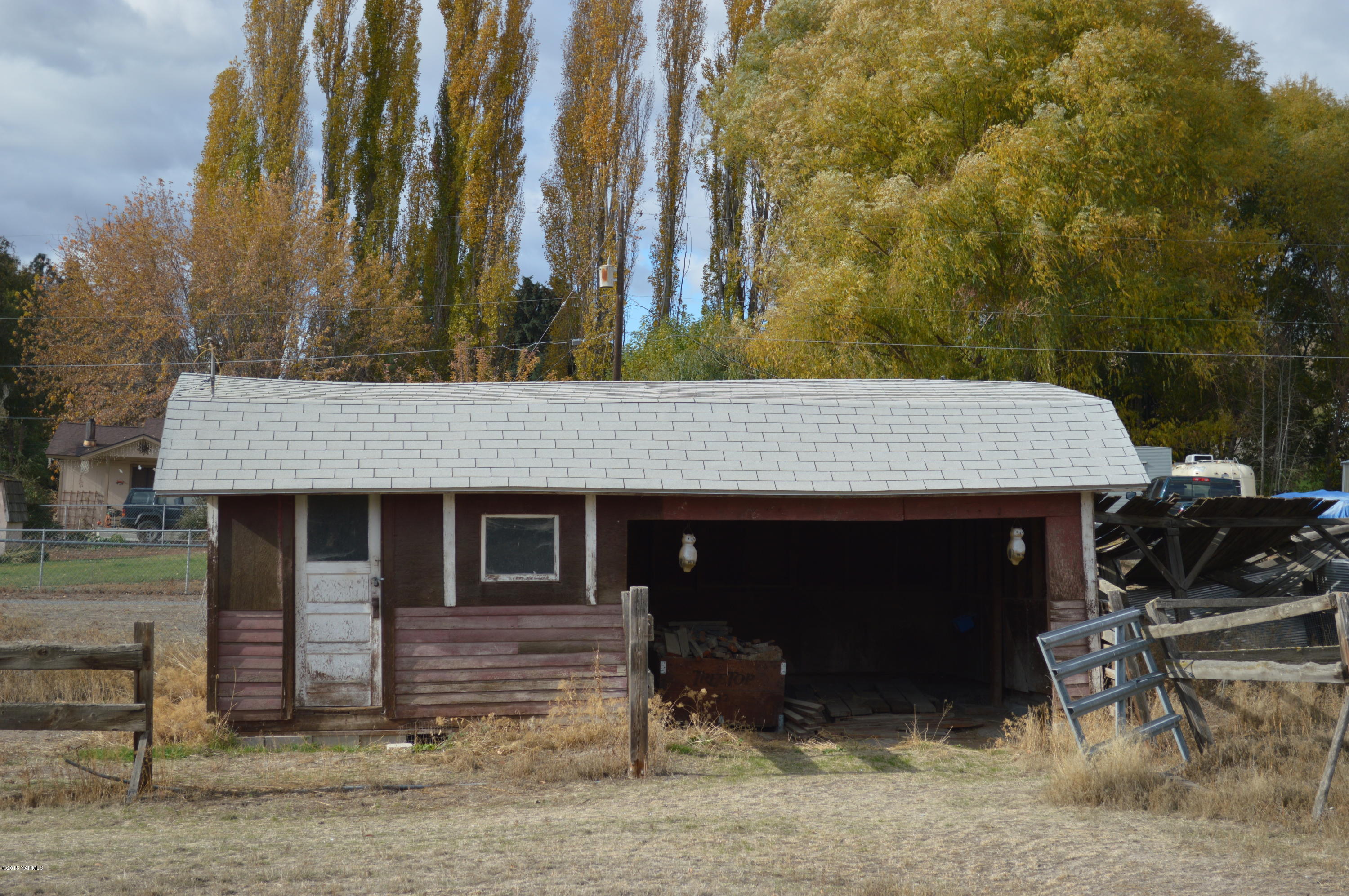781 Collins Road Selah, WA 98942 - Photo 22 of 23 a view of a house and outdoor space