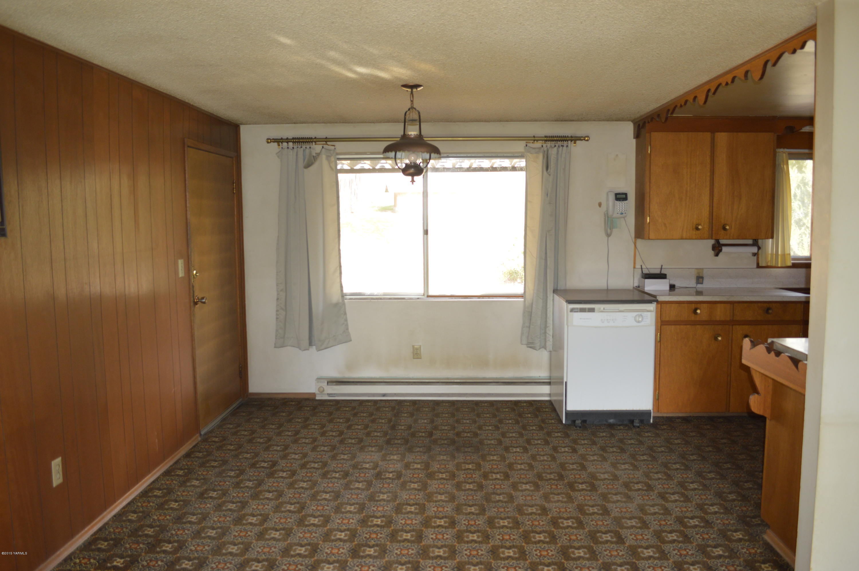 781 Collins Road Selah, WA 98942 - Photo 4 of 23 a bathroom with a sink a vanity and a mirror