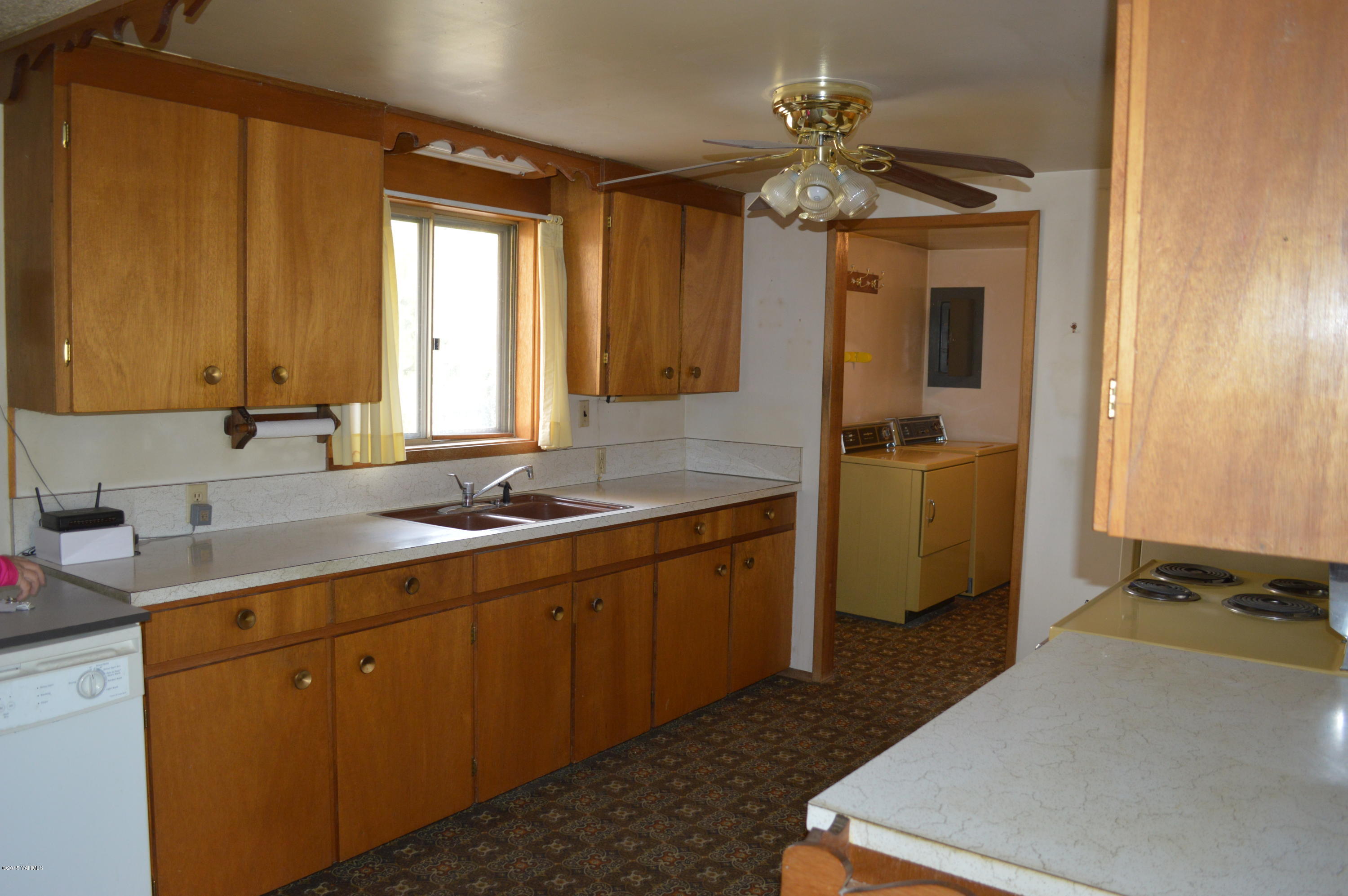 781 Collins Road Selah, WA 98942 - Photo 5 of 23 a kitchen with sink cabinets and window